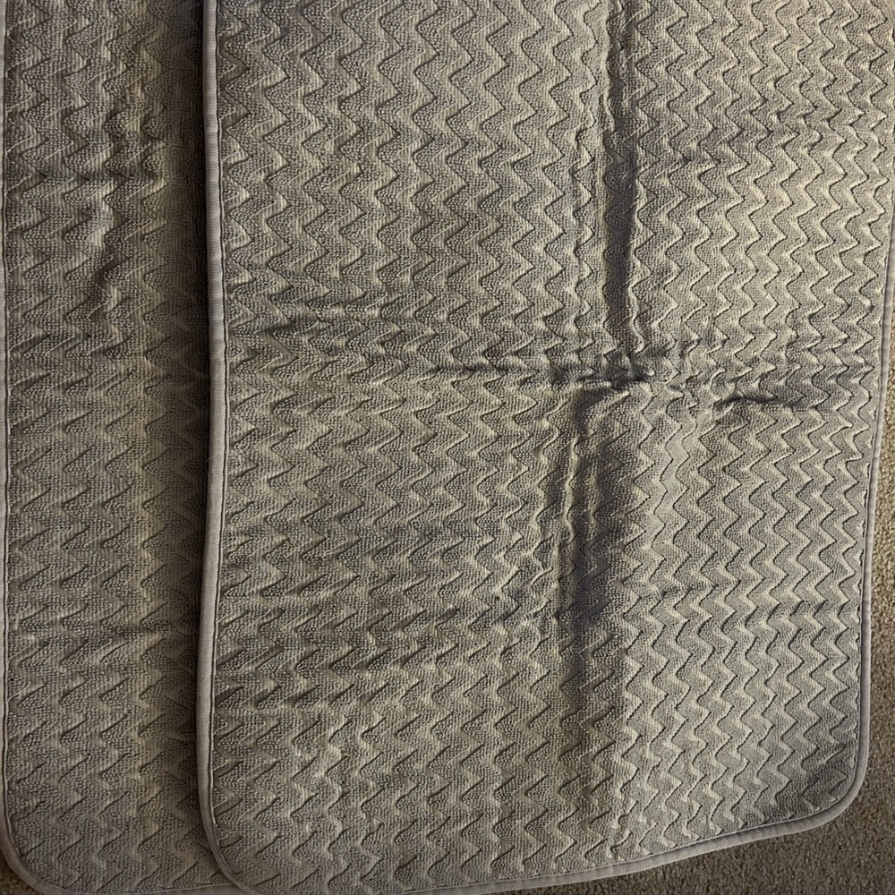 2 Taupe drying mats.